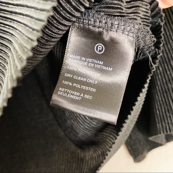 J.O.A Off-The-Shoulder Black Micro Pleated Top - Picture 9 of 9